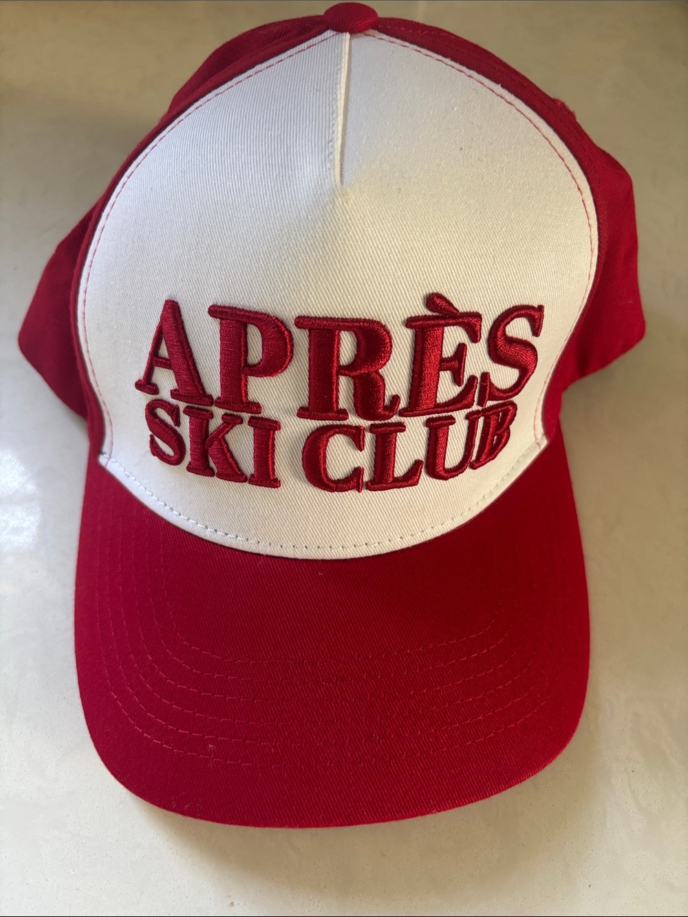 White & Red 'APRÈS SKI CLUB' Trucker Hat NWOT